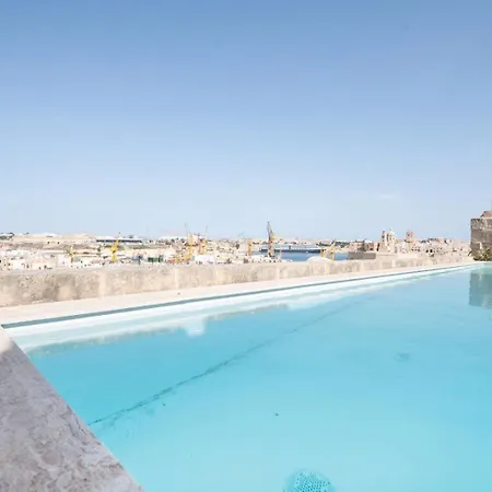Dom wakacyjny Authentic Maltese Boutique With Rooftop Pool - Moon Townhouse - Iconic Views Of Valletta And Grand Harbour Cospicua
