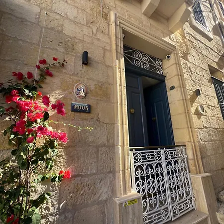 Authentic Maltese Boutique With Rooftop Pool - Moon Townhouse Holiday home Cospicua