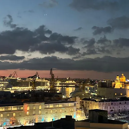 Authentic Maltese Boutique With Rooftop Pool - Moon Townhouse Holiday home Cospicua