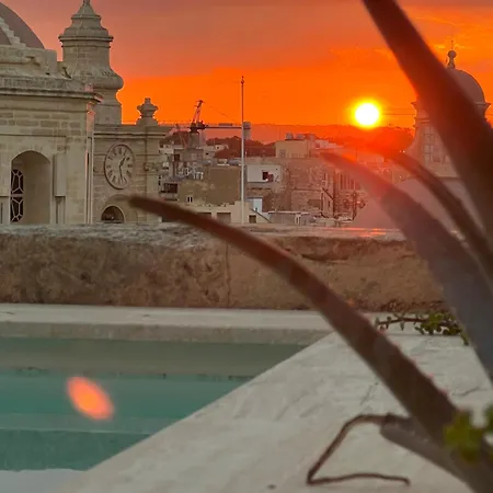 Authentic Maltese Boutique With Rooftop Pool - Moon Townhouse בית נופש